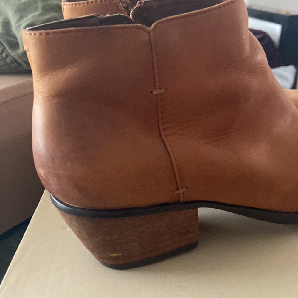 Clarks Tan Ankle boots 7 EUC - Picture 8 of 9